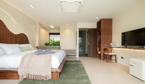 Deluxe Suite with Spa Bath