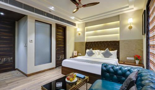 OAK Suite with Sofa and Window