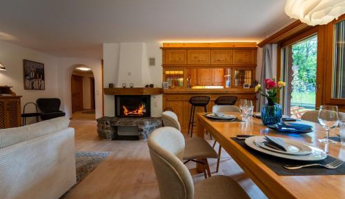 Two-Bedroom Apartment with Mountain View