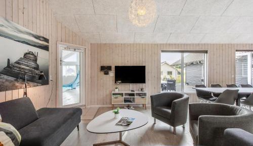 Eight-Bedroom Holiday Home