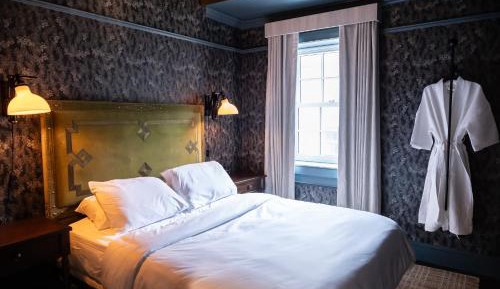Deluxe King Suite