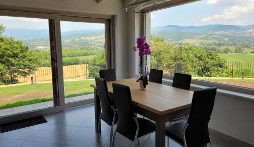 Apartment with Mountain View