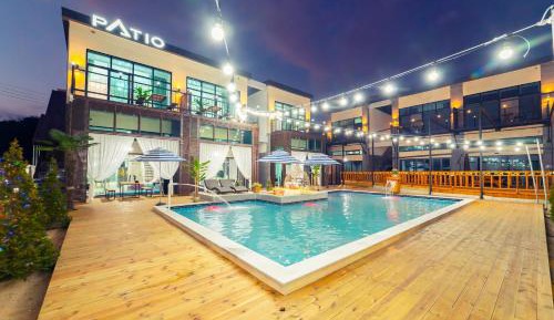 Apartment with Pool View 