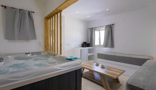 One-Bedroom Apartment with Balcony