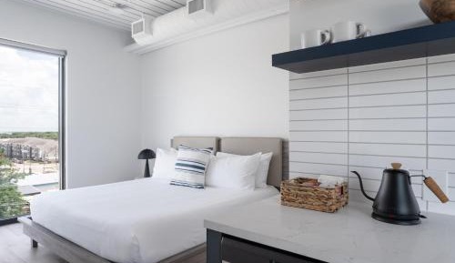 Accessible Queen Studio (Self Check-in with Virtual Front Desk)
