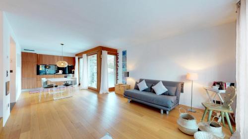 Apartment with Mountain View