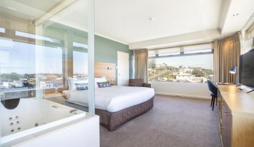 Deluxe King Spa Room with River View