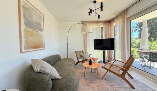 Apartment with Lake View