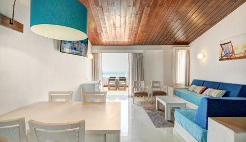 Deluxe One-Bedroom Apartment with Sea View