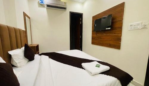 Deluxe Double Room (2 Adults + 1 Child)