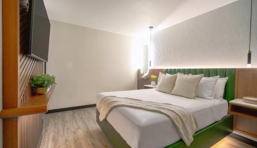 Deluxe Queen Room