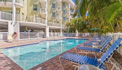Apartment with Pool View 