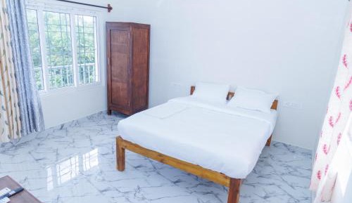Deluxe Double Room (2 Adults + 1 Child)