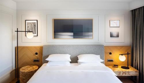 Deluxe Room with One King Bed, Balcony and Sea View