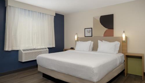 King Room with Roll-In Shower - Mobility Access