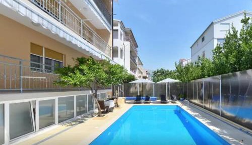 Apartment with Pool View 