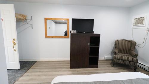 Queen Room with Lake View