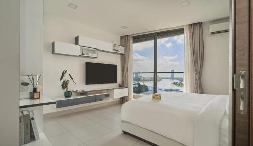 One-Bedroom Apartment with Balcony