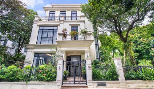 Villa with Garden View