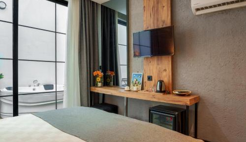 Suite with Hot Tub