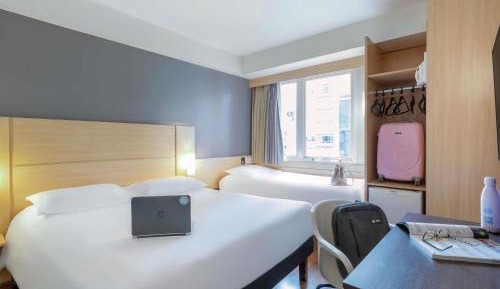 Standard Room with One Double Bed and One Single Bed
