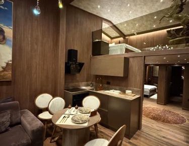Deluxe King Suite