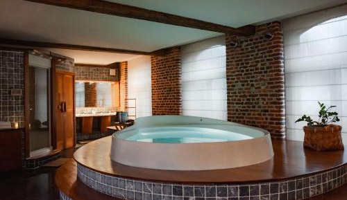 King Room with Spa Bath