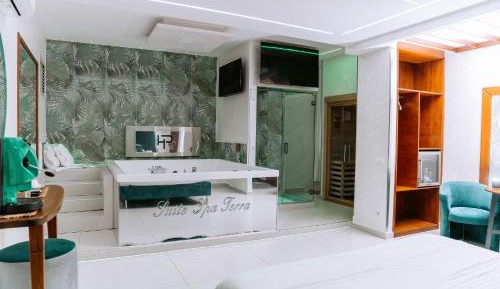 Queen Suite with Spa Bath