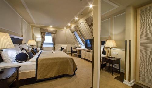 Wilson Junior Suite (including daily refilled free mini bar)