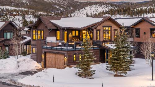 Three-Bedroom Holiday Home 