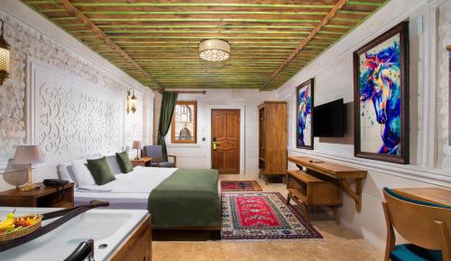 Queen Suite with Spa Bath