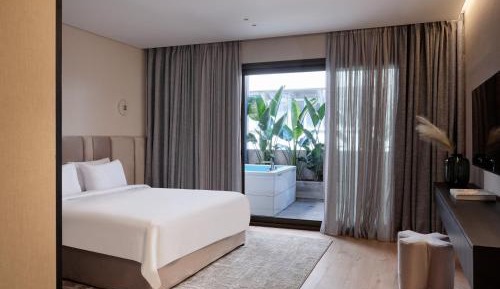 Suite with Hot Tub
