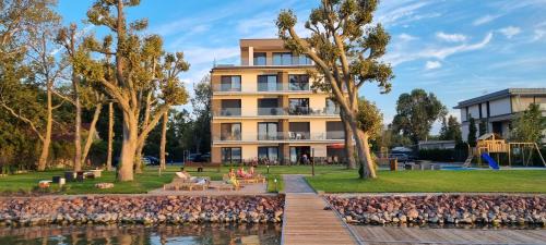 One-Bedroom Apartment with Lake View