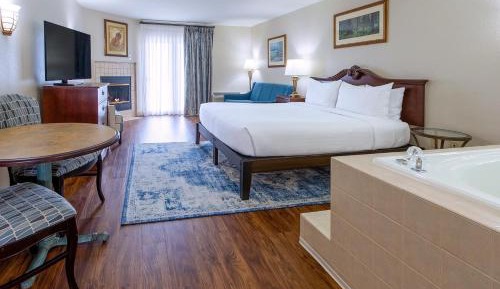 Premier King with Mountain and Water Park View - Inn