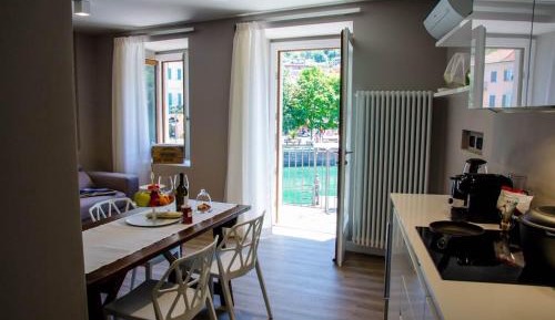 One-Bedroom Apartment with Lake View