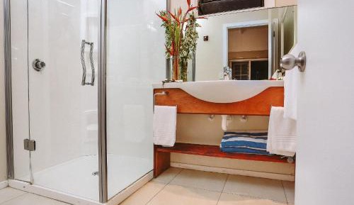 One-Bedroom Bungalow with Garden View