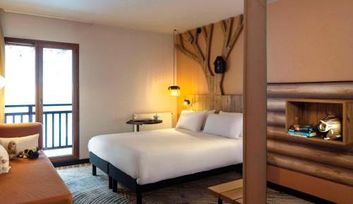 Triple Room with One Double Bed and Single Chaise Lounge or 3 Single Beds