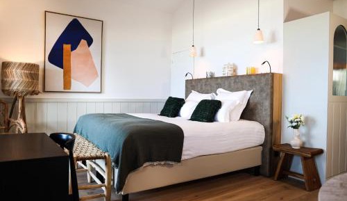 Elegance Suite with Partial Sea View