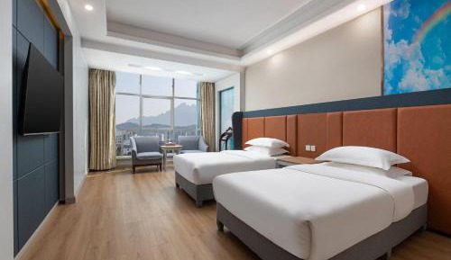 King Suite with One King Bed and Two Single Beds and Mountain View - Non-Smoking