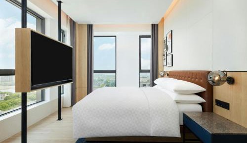 Premier One-Bedroom King Suite with Bath Tub and City View