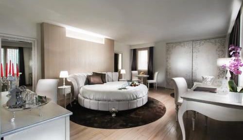 Suite with Hot Tub