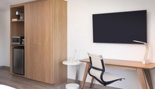 Studio, 2 Queen, Sofa bed (Mobility Accessible w/Roll-in Shower)