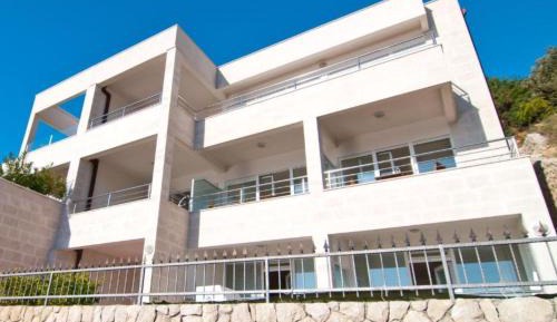 One-Bedroom Apartment with Sea View