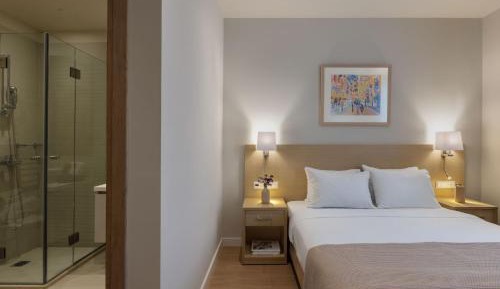 Classic room city view with double or twin bed