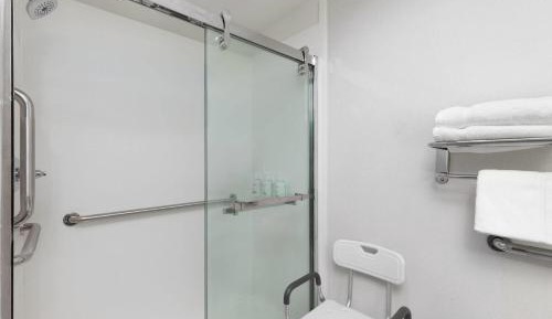 Queen Room with Two Queen Beds and Walk In Shower - Mobility Accessible/Non-Smoking