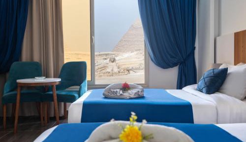 Deluxe Queen Room with Pyramids View