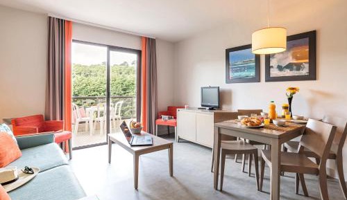 One-Bedroom Apartment with Terrace or Balcony (5 People)