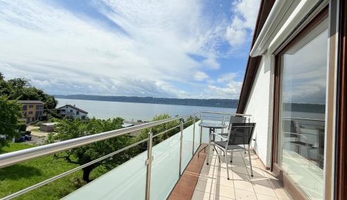 Apartment with Mountain View
