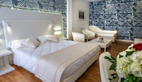 Family Room with Terrace and Sea View