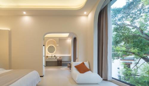 Suite with Mountain View